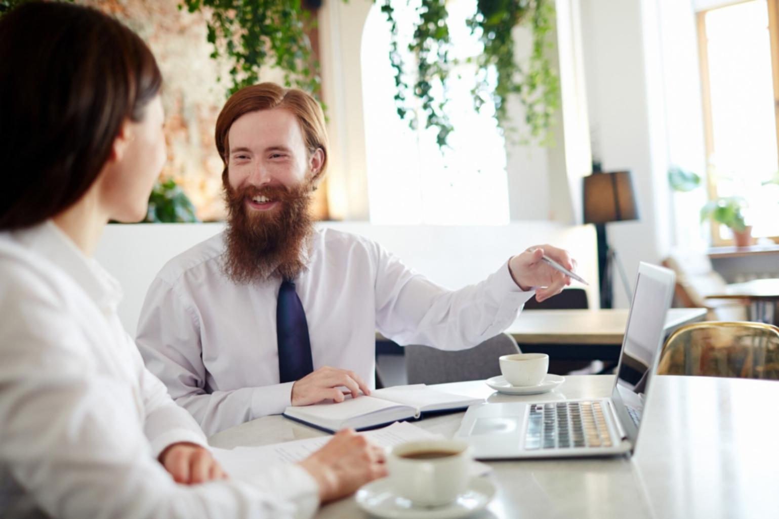 Empresarios trabajando en análisis financiero colaborativo